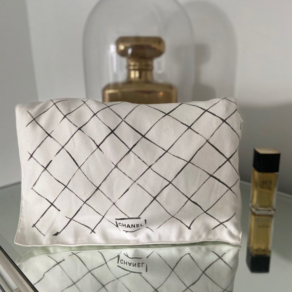Classic Flap Jumbo Lambskin with Gold Hardware - Picture 2 of 12